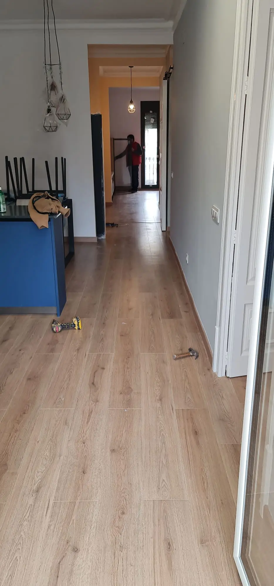 Pasillo de piso reformado con suelo laminado de roble claro