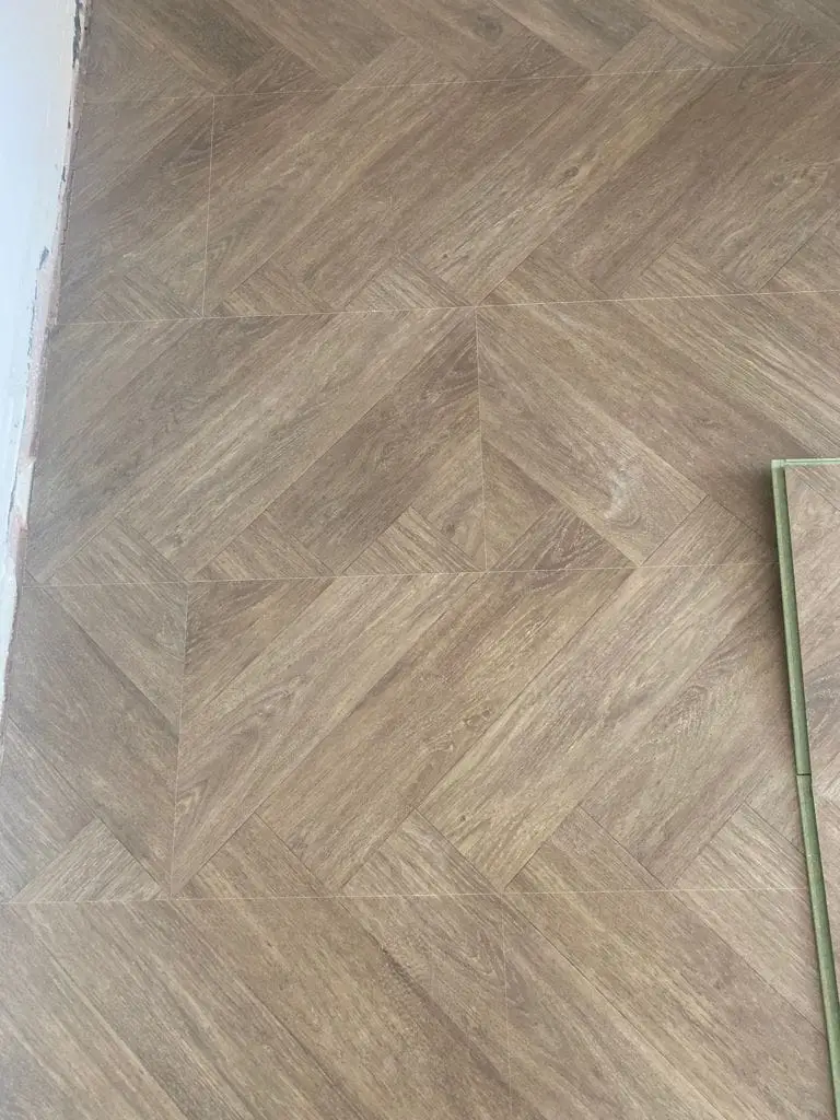 Detalle de suelo en espiga húngara imitación madera